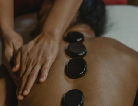Massagem com Pedras Quente